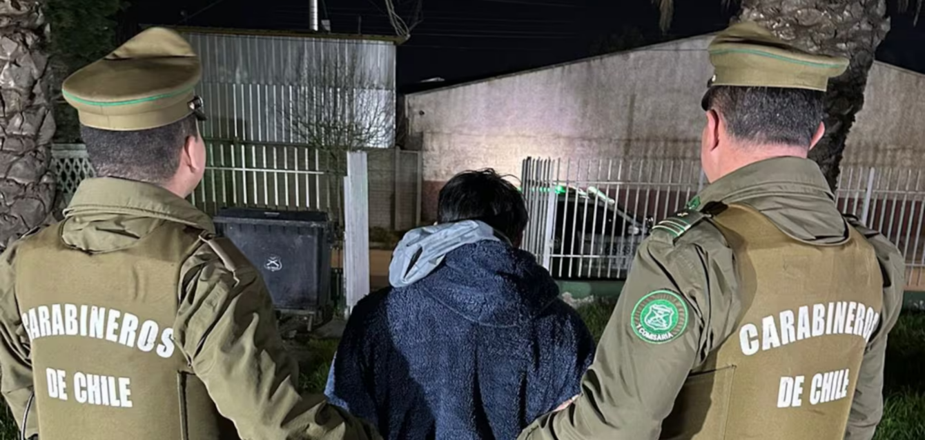 Carabineros de Chile deteniendo a un hombre