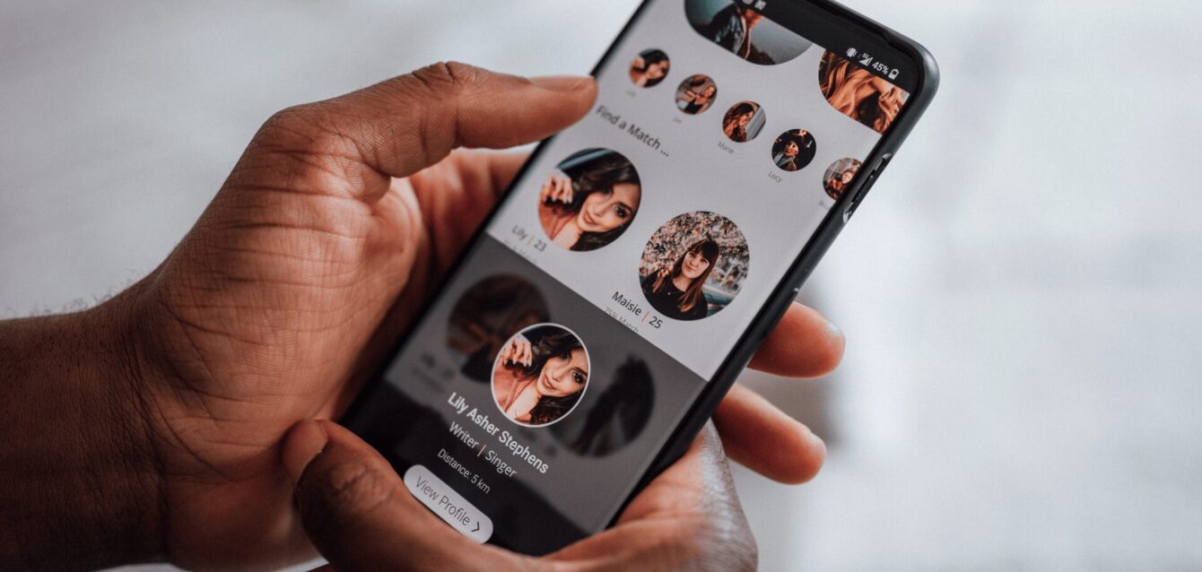 Hombre viendo a mujer en app de citas en el celular