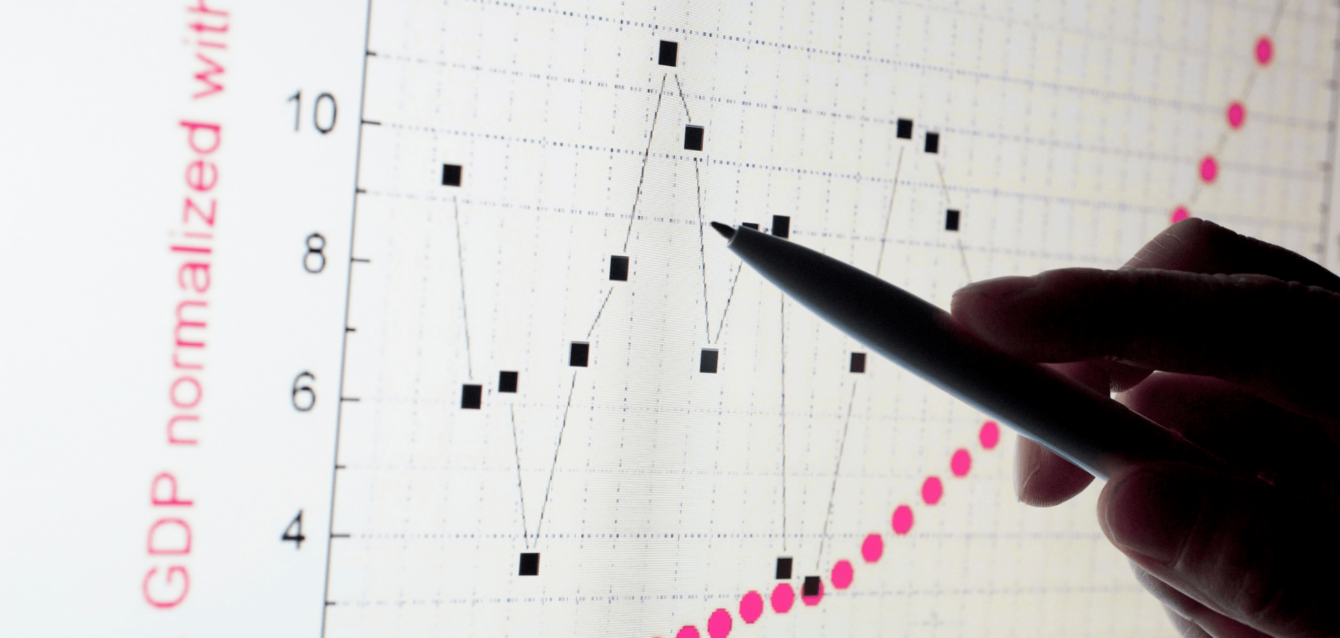 Persona señalando con un lápiz un grafico del PIB