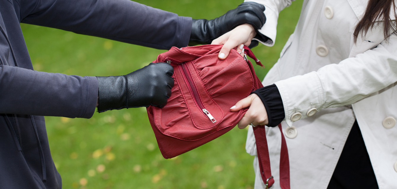 Robo de mochila roja a mujer